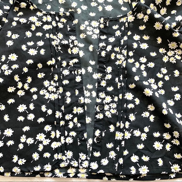 Mudd Black Daisy Scoop Button Front Cropped Blouse - Picture 3 of 9